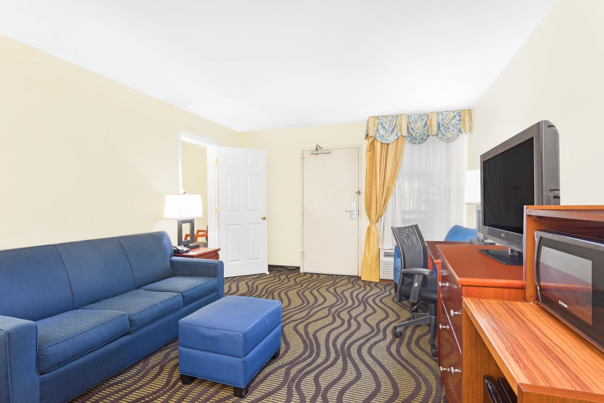 Baymont By Wyndham Savannah Midtown Bagian luar foto