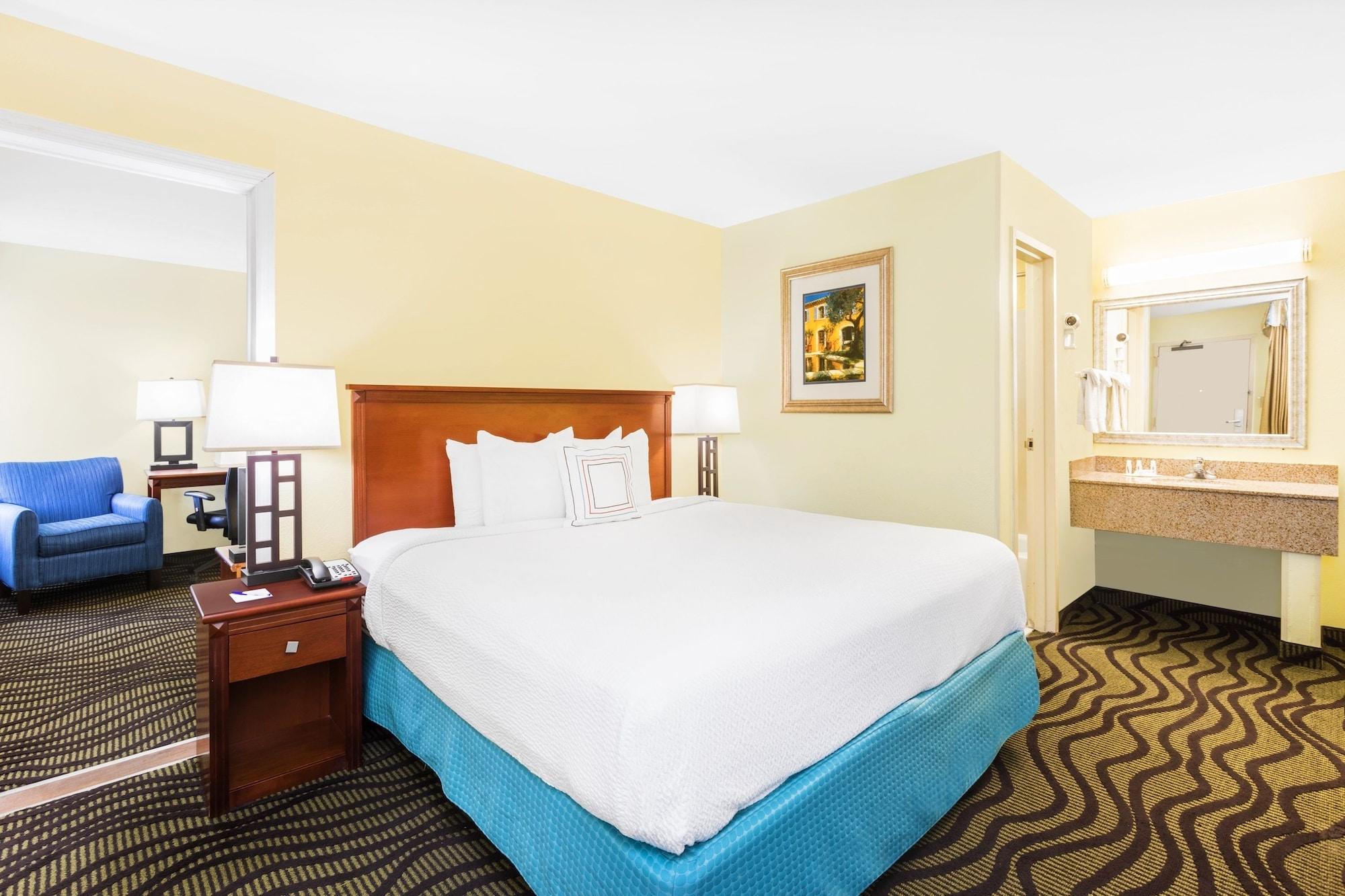 Baymont By Wyndham Savannah Midtown Bagian luar foto
