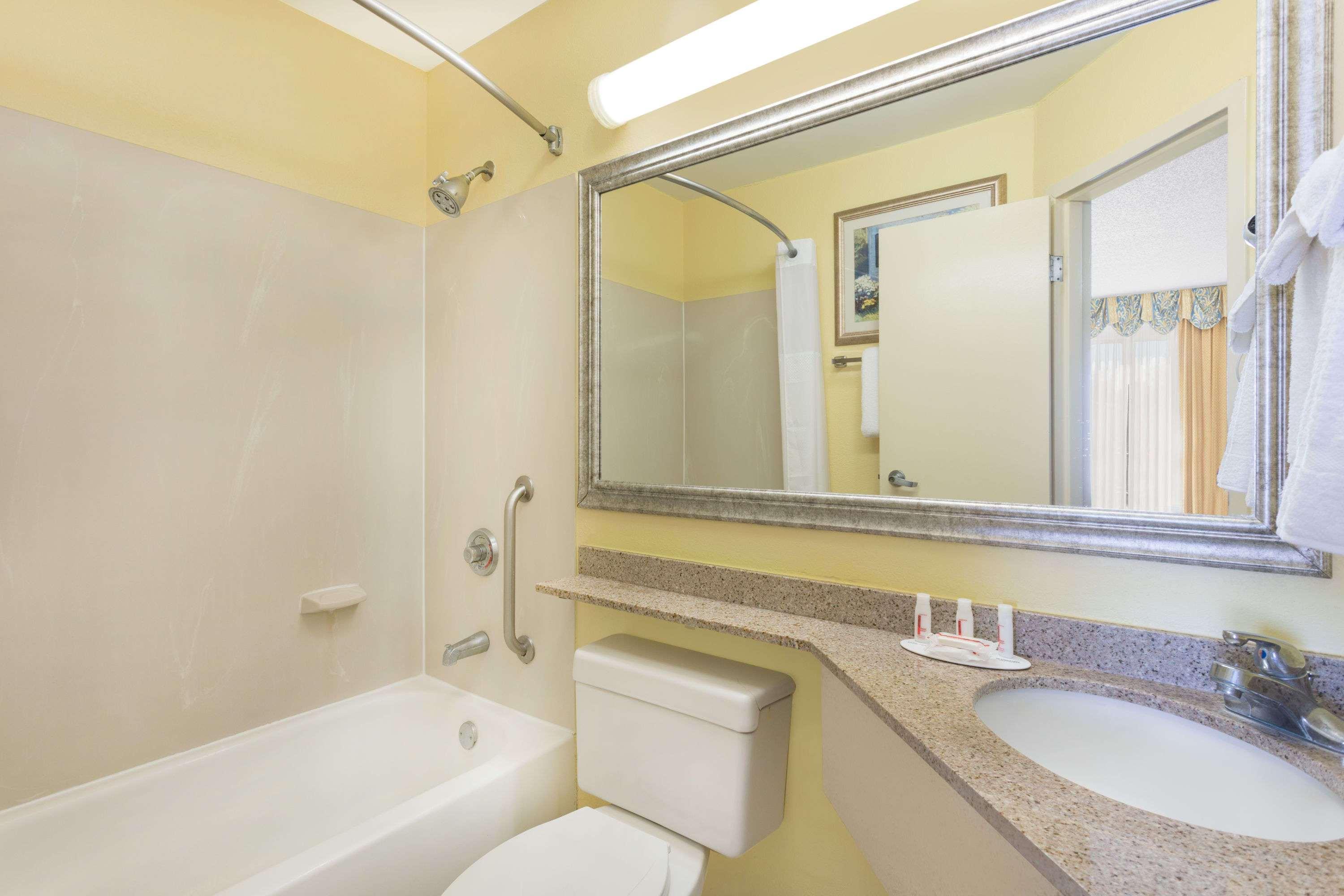 Baymont By Wyndham Savannah Midtown Bagian luar foto