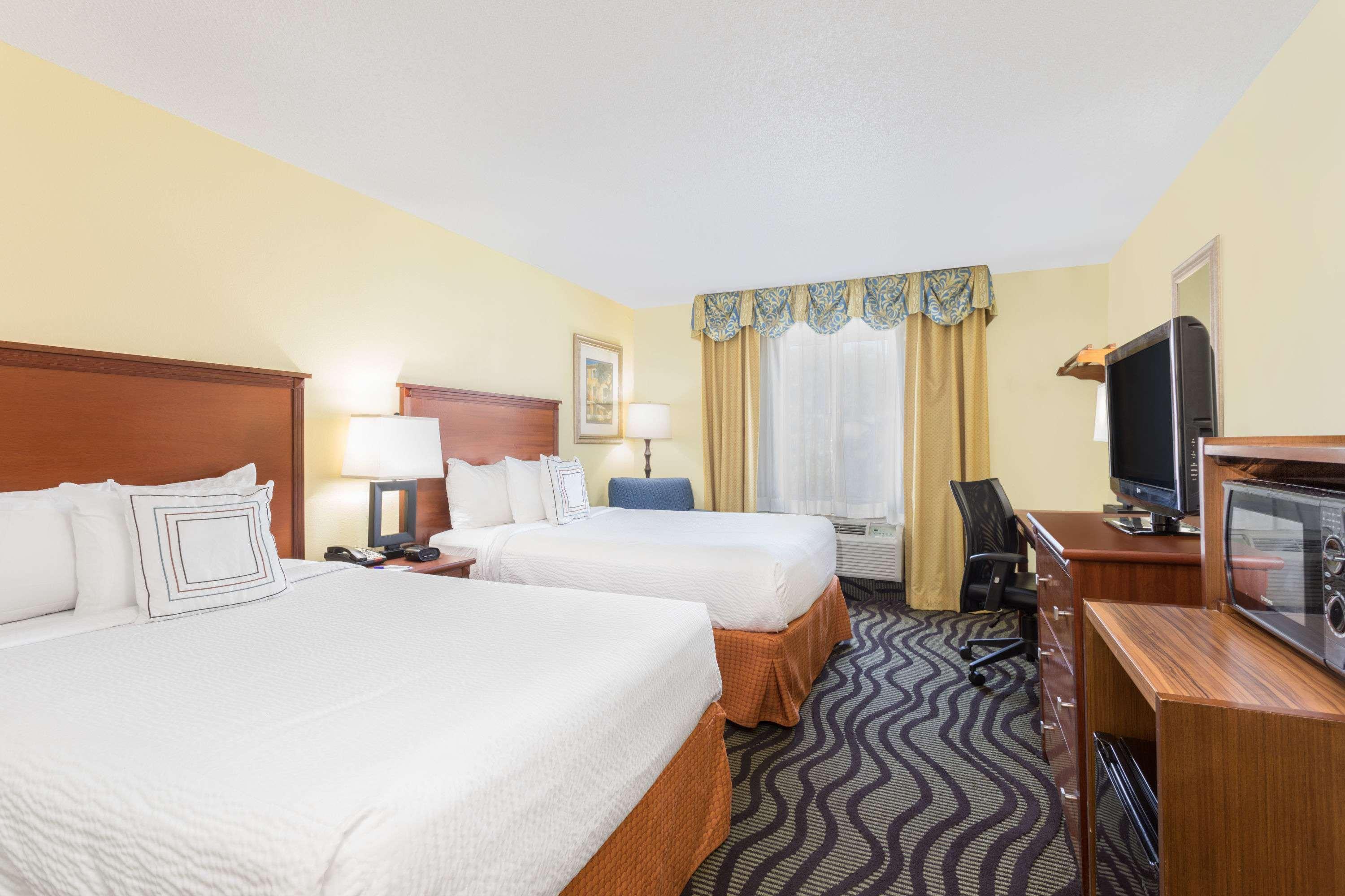 Baymont By Wyndham Savannah Midtown Bagian luar foto