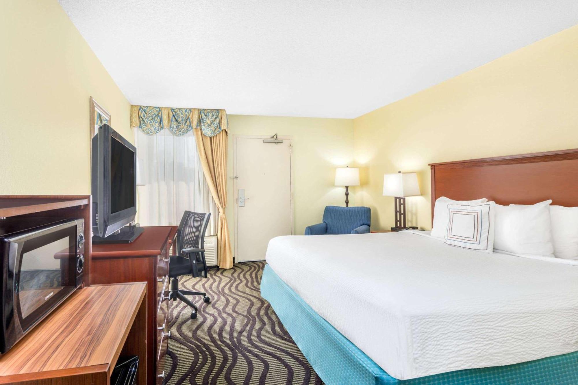 Baymont By Wyndham Savannah Midtown Bagian luar foto