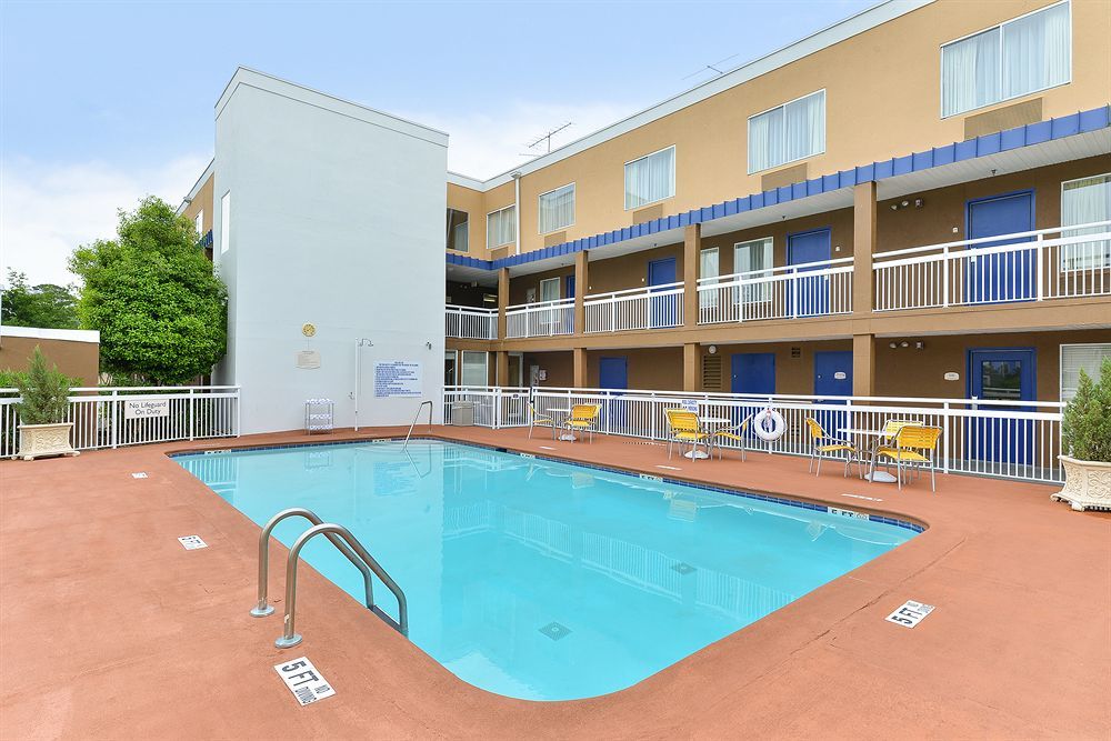 Baymont By Wyndham Savannah Midtown Bagian luar foto