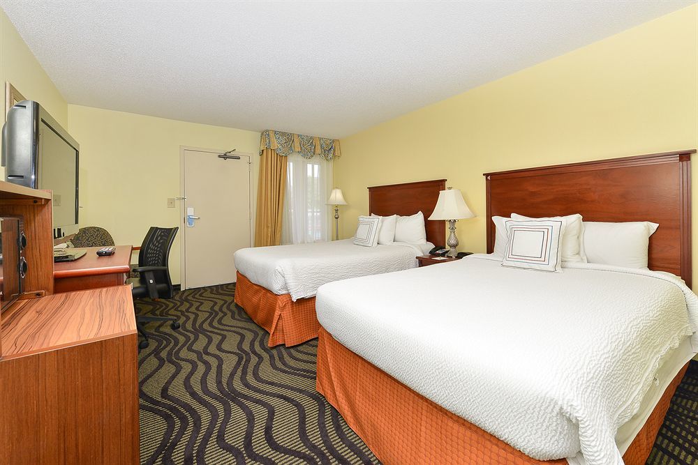 Baymont By Wyndham Savannah Midtown Bagian luar foto