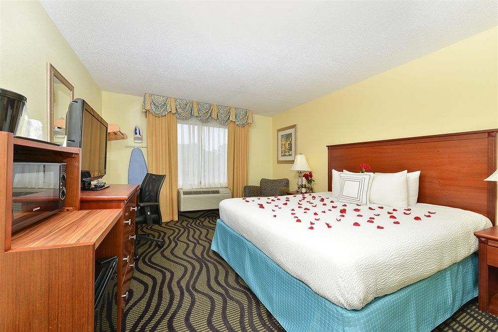 Baymont By Wyndham Savannah Midtown Bagian luar foto