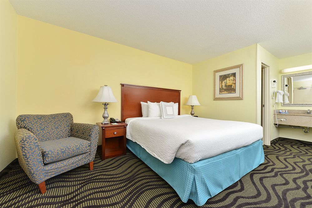 Baymont By Wyndham Savannah Midtown Bagian luar foto